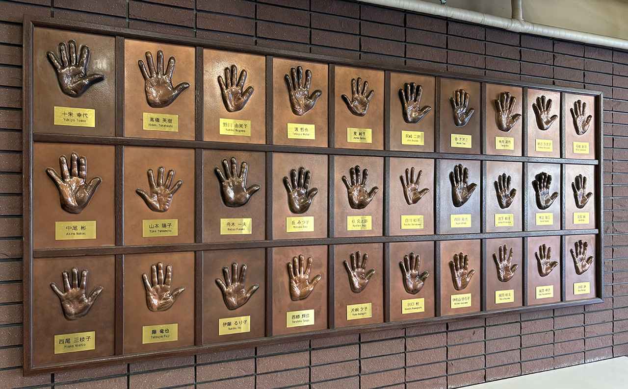 画像: 食堂スペースには、歴代の名優の手形も飾られている