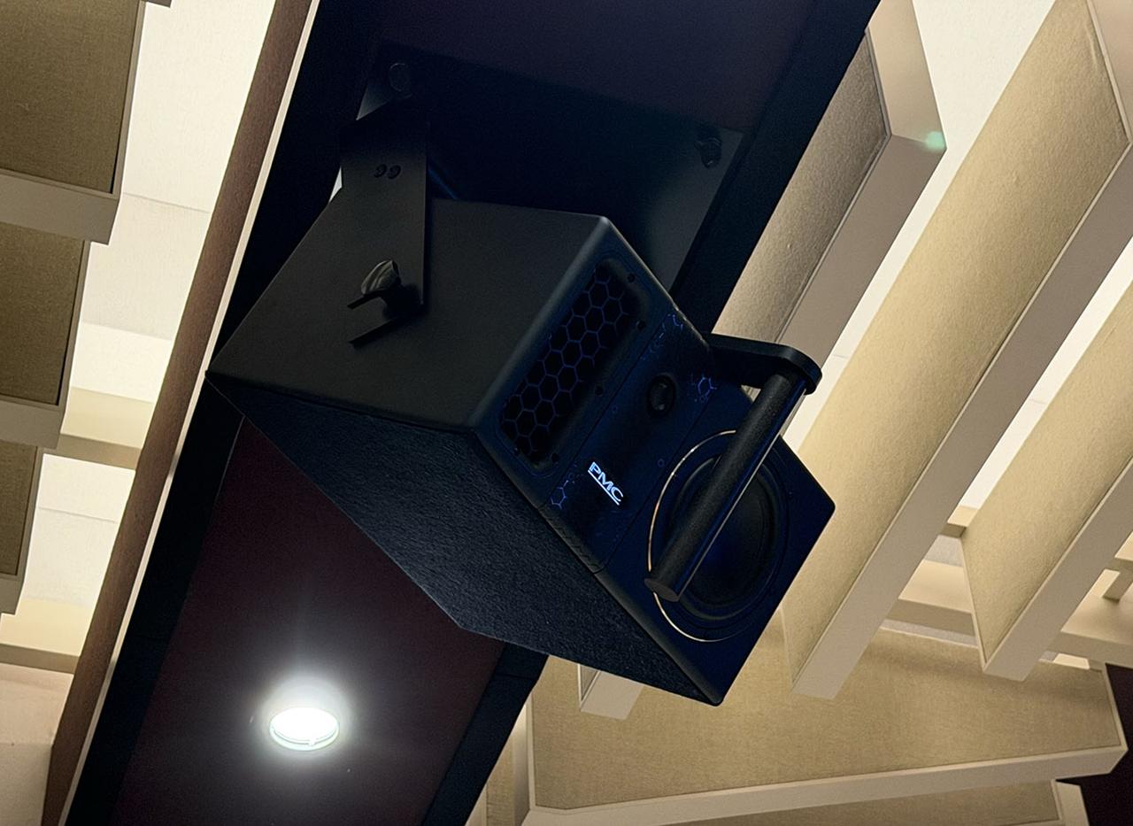 画像: トップスピーカーからの音がディスプレイで反射してしまうので、ツイーターの前に棒状のディフューザーを設置した。これによって、余計な反射を抑えつつ、ミキサー位置ではきちんとした定位が実現できたとのこと