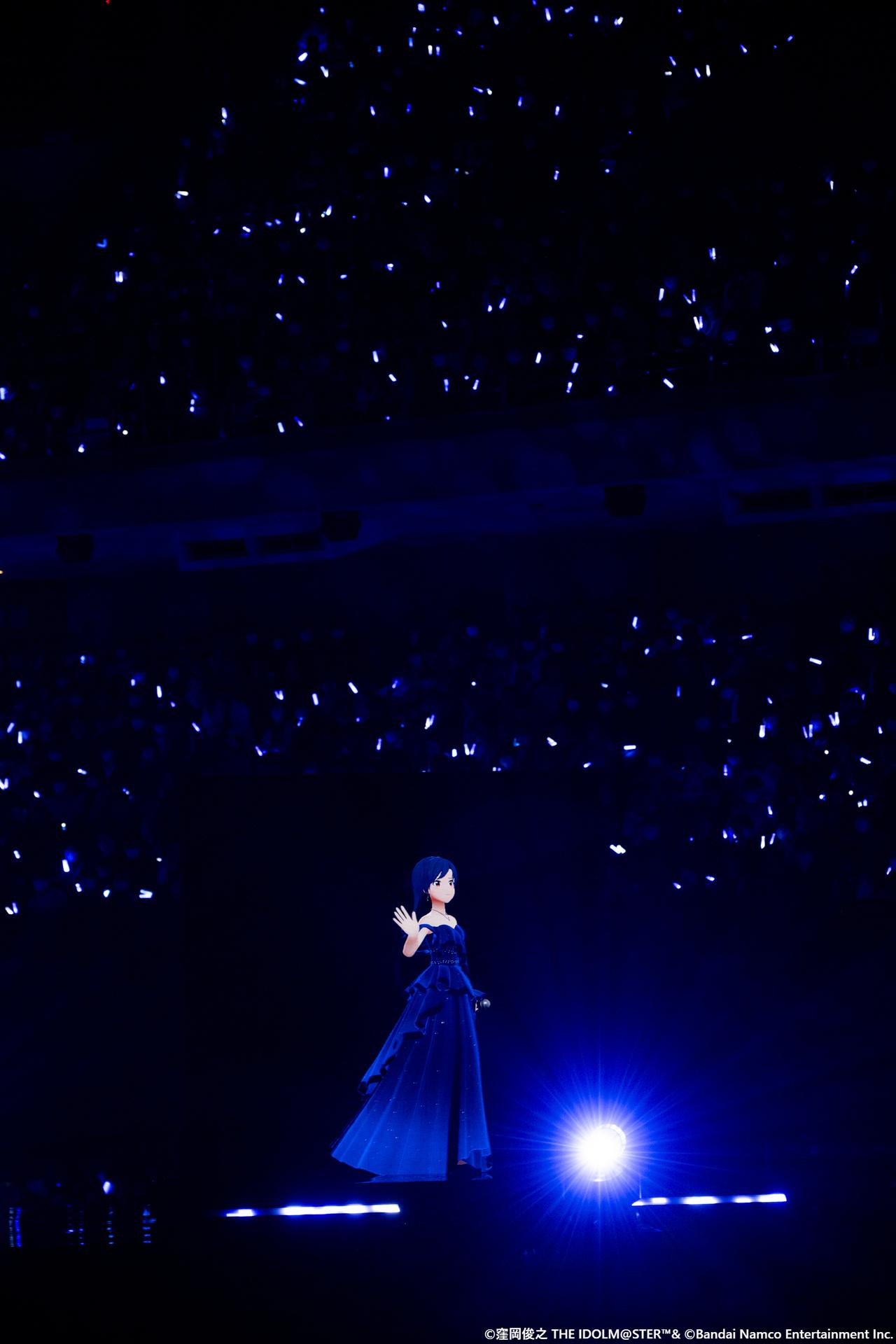 画像: 高さ2mのgroovotsが、花道の中央で立ち止まり、如月千早が観客席に向けて手を振る様子を映し出す。 (写真は1日目)