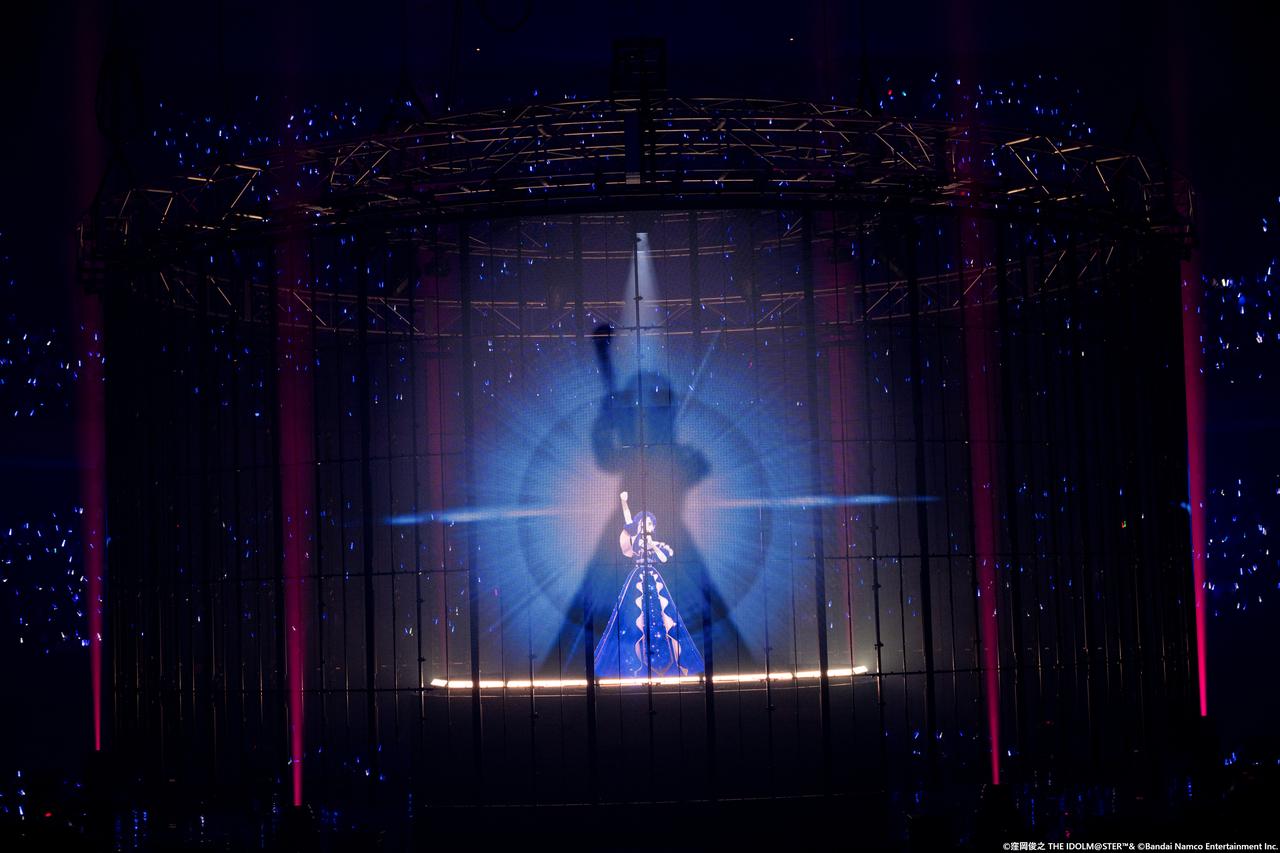 画像: こちらはLED透過型スクリーンが下がっている状態。透過型なのでスクリーン内側の如月千早に映像を被せることができる。