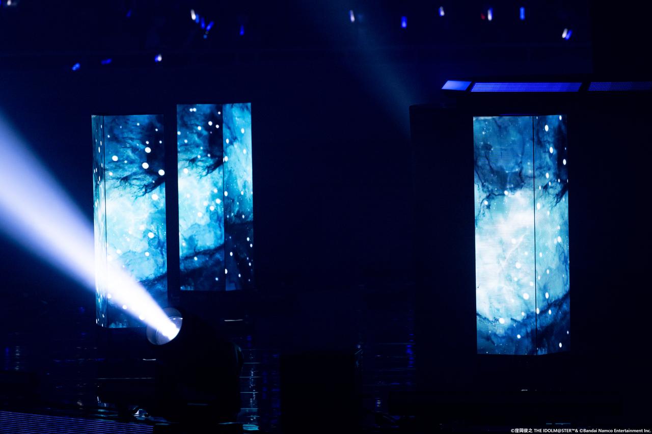 画像: 約0.3m×1.3m(幅×高さ)のロボット。個別に異なる映像が映し出されている。