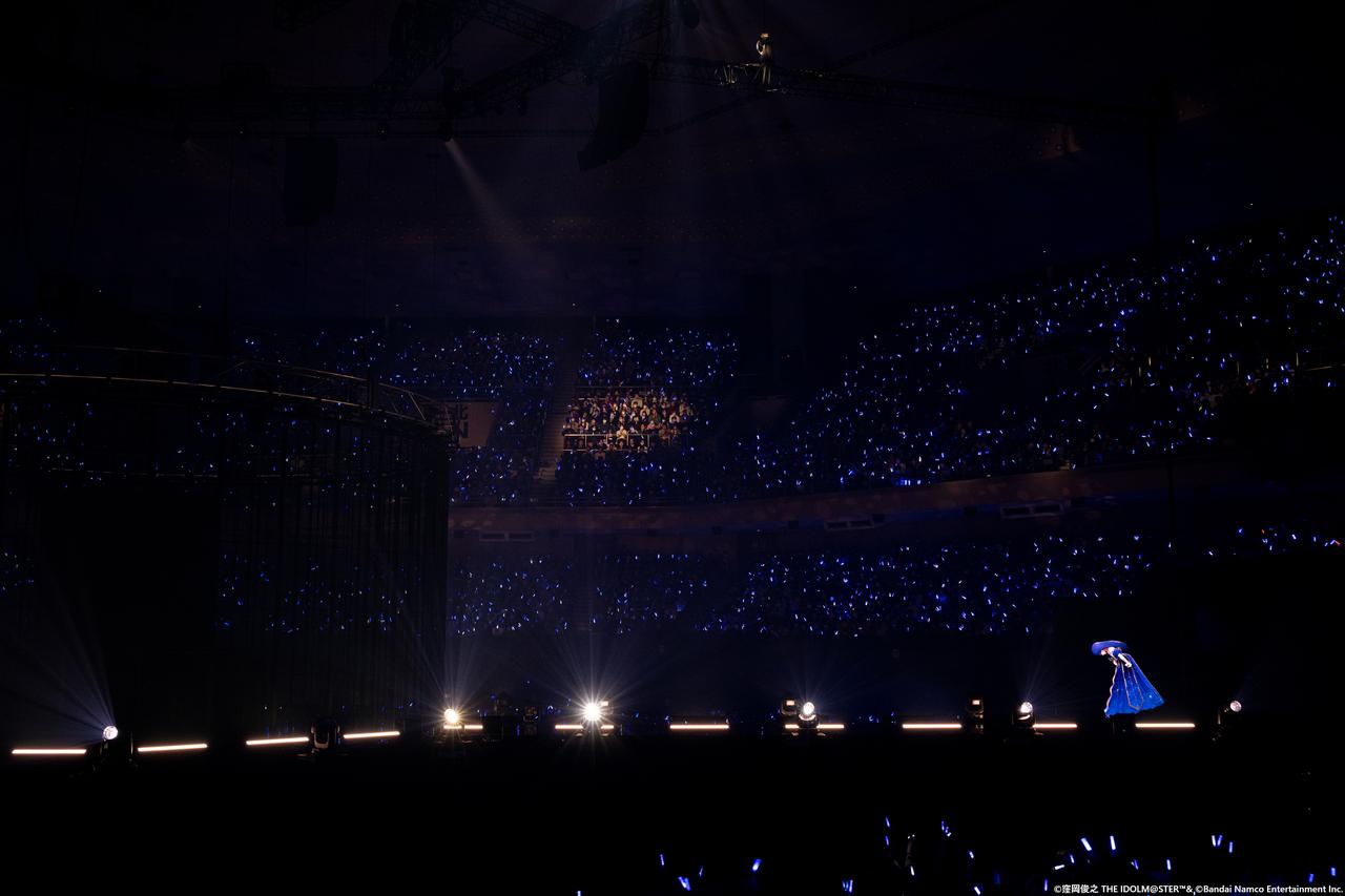 画像: 花道の端まで移動し、頭を下げる。暗転した会場内というのもあり、肉眼ではロボットと現実の境目は全くと言っていいほどわからない。なお、フレームレートや解像度などは企業秘密だそう。