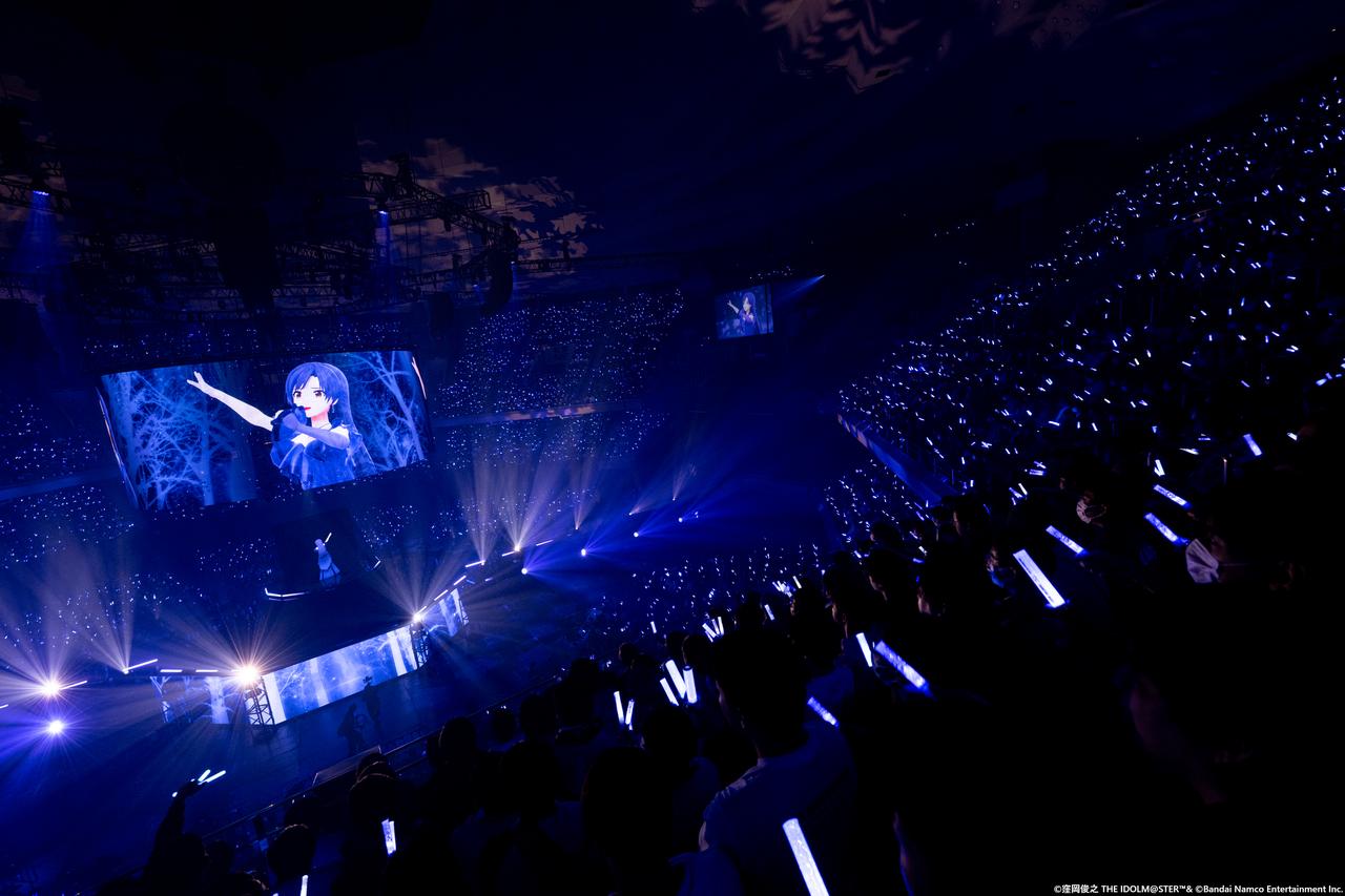 画像: 天井から吊り下げられた透過型スクリーンが上がっている状態。