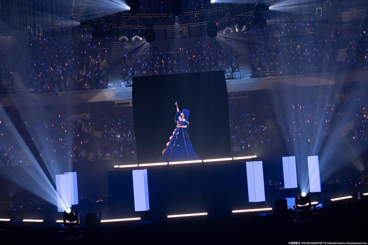 画像: 如月千早から1段下にあるステージに、12台のロボットが映像を映し出しながら動いていた。その様子はまるでバックダンサーのようだ。