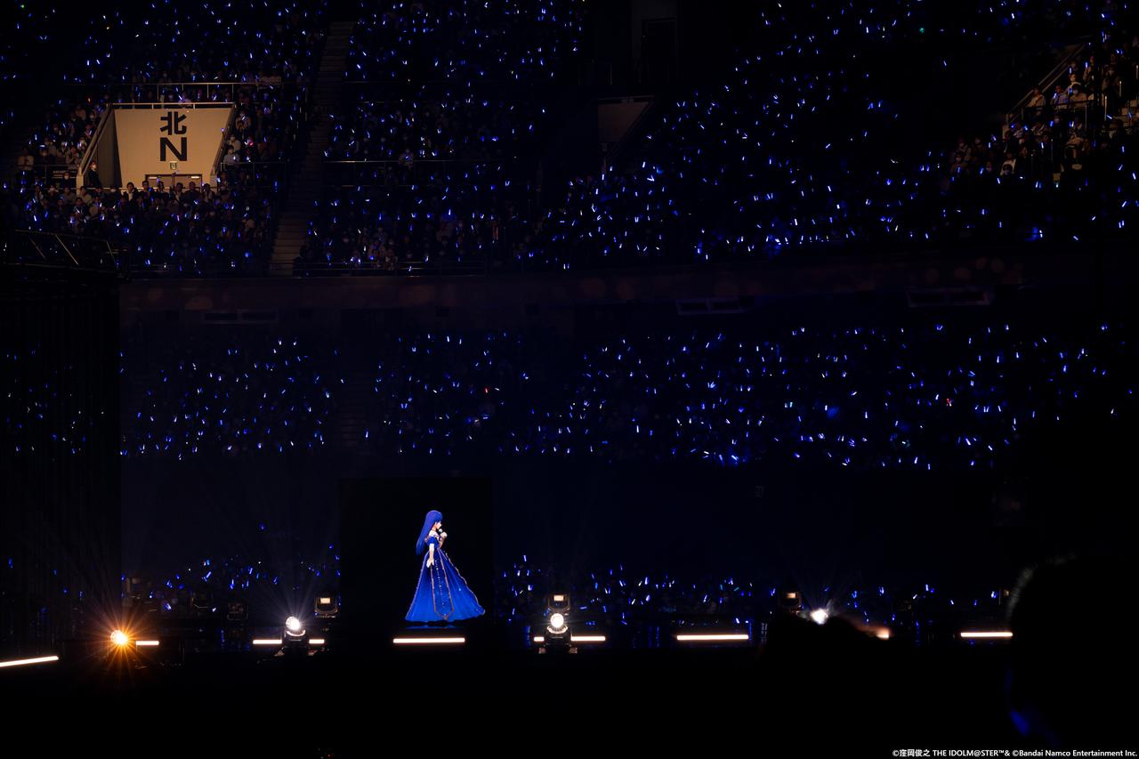 画像: 如月千早を映した幅、高さ2mのgroovotsが、センターステージから花道を歩き東へ移動する。