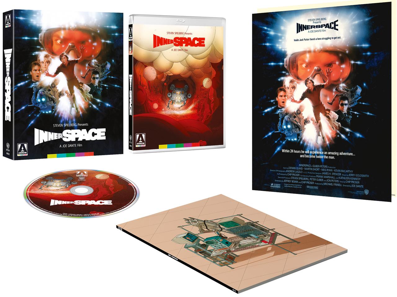 画像2: オリジナル脚本を書いたチップ･プローザー（『アイスマン』）は、1966年の『ミクロの決死圏』からアイデアを拝借したことを公言していた。1984年にワーナーが脚本のオプション権を取得して、その改訂を私に依頼してきた。私はずっと首を縦に振らなかったが、結局のところ根負けしてしまった。オリジナルはシリアス･タッチで、小さな人間が大男の体に入ってしまうというもので、ちょっと支離滅裂で馬鹿げていた。そこでまず、すべてをコメディ･タッチに変えた。ディーン･マーティンを縮小して、ジェリー･ルイスの中に注入したらどうなるか、という発想からアプローチしたんだ。プロットが完成したら、あとは何でもできると感じていた。最終的に出来上がった脚本は突拍子もないものだったが、驚いたことに誰もが気に入ってくれた。リチャード･ドナー、ジョー･ダンテ、ジョン･カーペンター、そしてスティーヴン･スピルバーグまでもが、この企画に賛同したんだ。スティーヴンは最終的にプロデューサーに専念することになり、その代わりにジョーがこのアイデアに飛びつついてくれたんだ。（脚本 ジェフリー･ボーム）