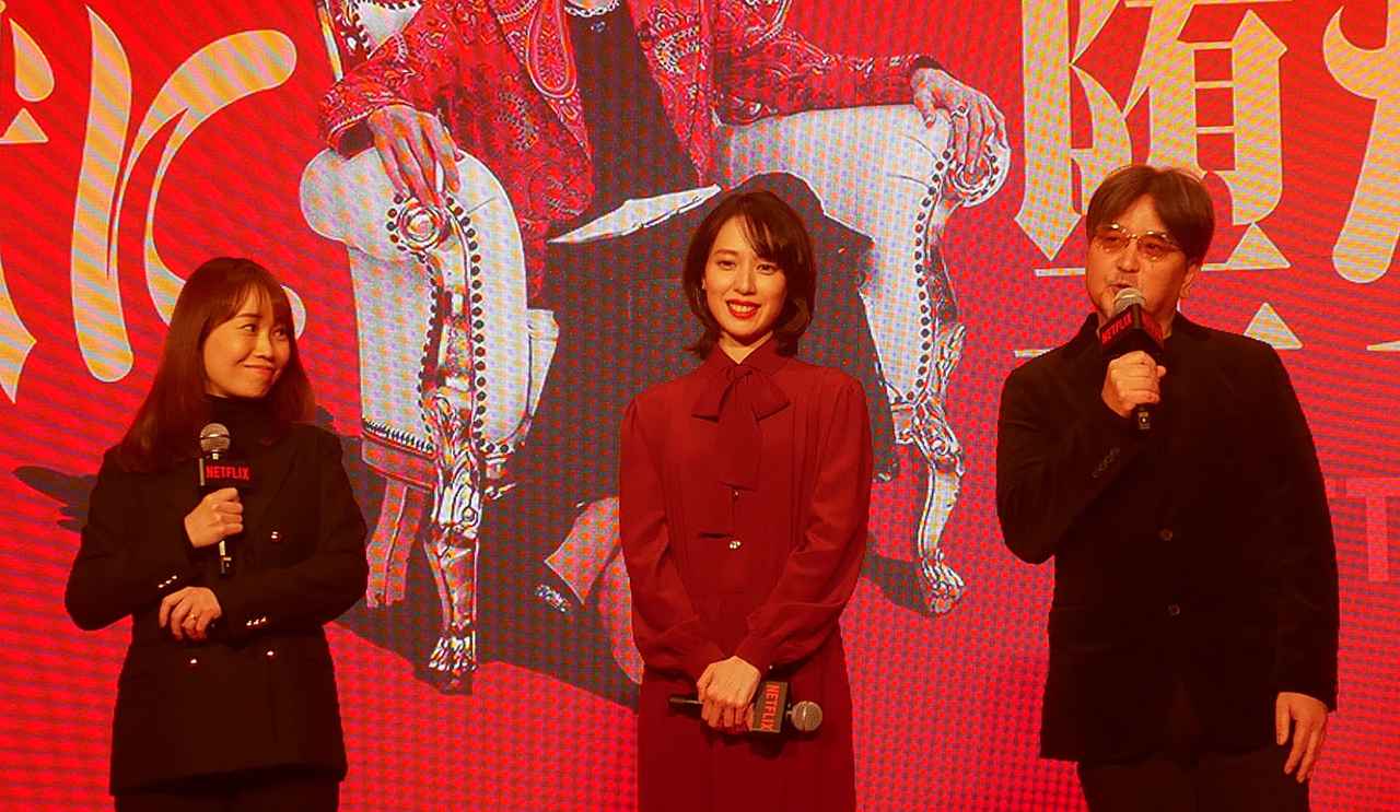 画像: 左からNetflix コンテンツ部門の岡野真紀子さん、戸田恵梨香さん、瀧本智行監督