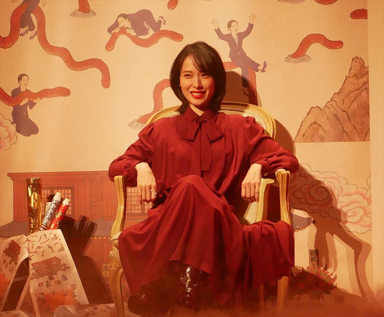 画像: 豪華なソファに座って登場した戸田恵梨香さん。今までで一番恥ずかしい登場方法でした、とのこと