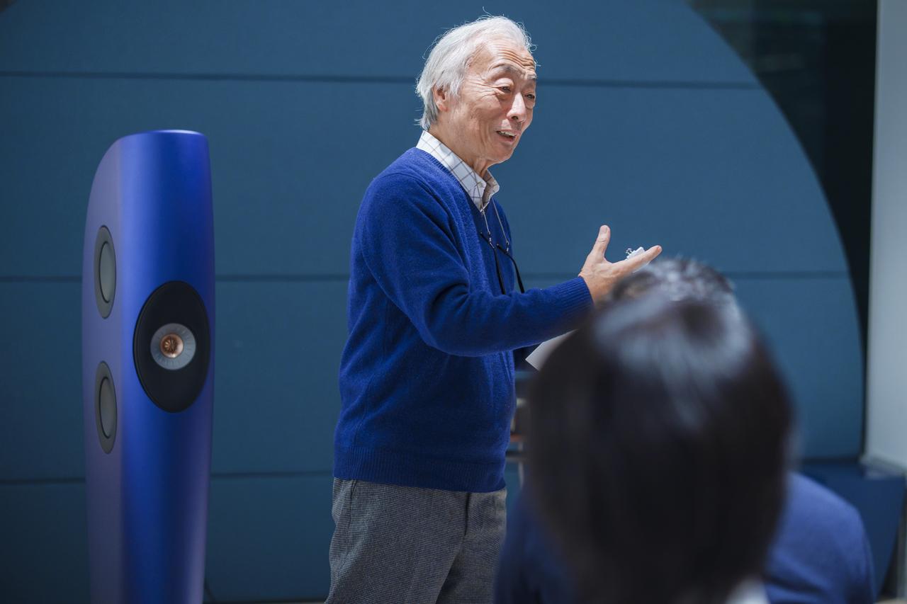 画像: 楽曲について説明している麻倉さん。各楽曲の再生前には、本誌の記事では明かされなかった選曲にまつわる裏話もたくさん聞くことができて興味深かかった