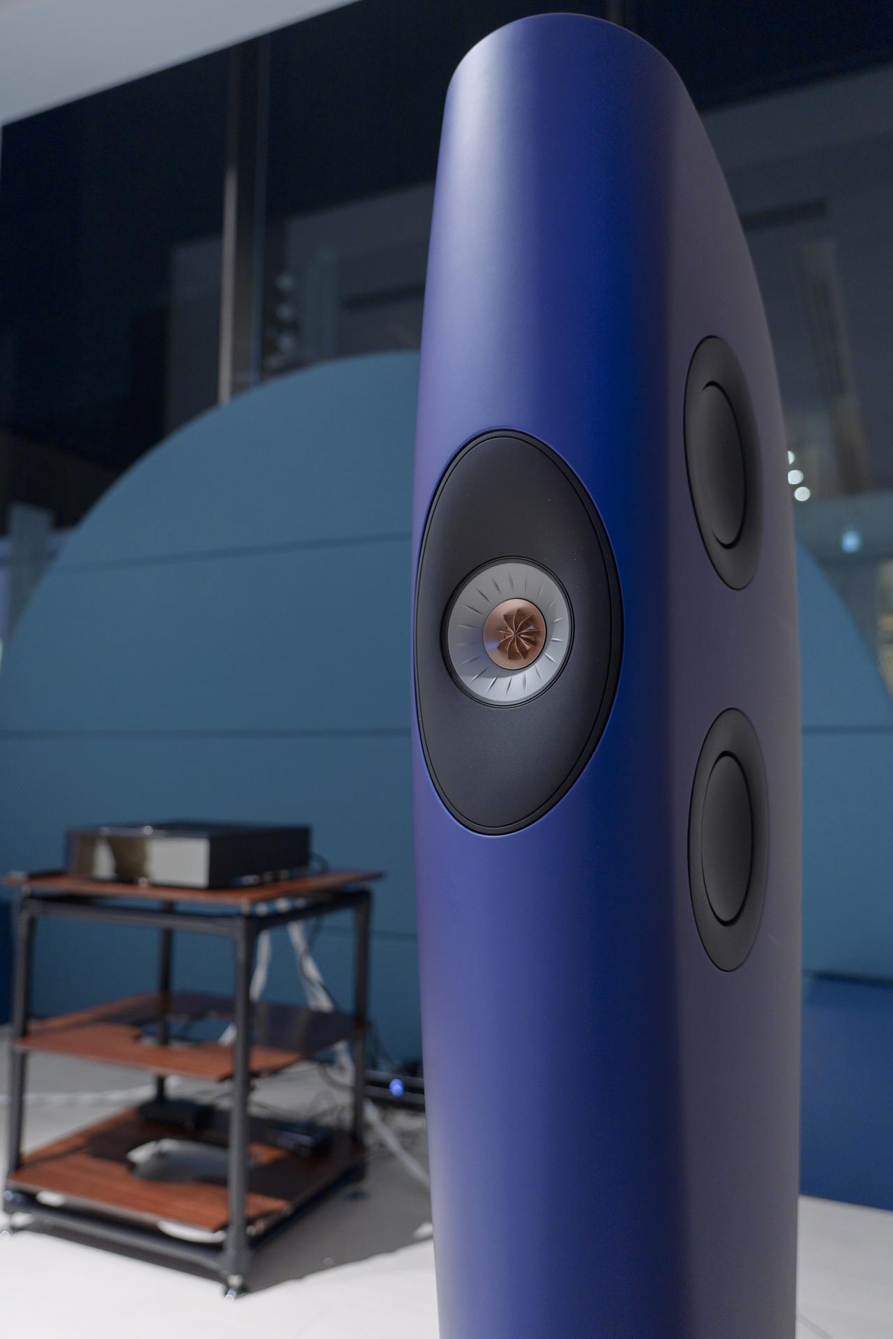 画像: KEFの「Blade Two Meta」。4つの165mmフォース・キャンセリング・ベース・ドライバーと独自開発のUni-Qドライバーを備えたフラグシップスピーカー。価格は税込3,410,000円(ペア)。カラーはカスタム・オーダーで自分だけのオリジナル・カラーのスピーカーが作れる。オーディオラックはAndante Largoの「Grand Series GT683」で、価格は税込1,705,000円。スピーカーケーブルはChord Companyの「SarumT Speaker Cable 2.5m」で、価格は税込935,000円。その他のケーブルもChord Companyブランドで統一。 ※上記記載の「Grand Series GT683」の価格は税込1,782,000円、「SarumT Speaker Cable 2.5m」の価格は税込1,023,000円に2月21日から価格改定される予定