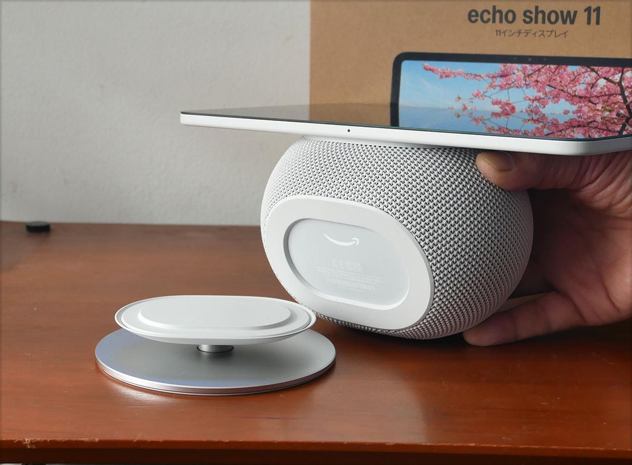 画像: 別売のスタンドと組み合わせると、ディスプレイの角度を自由に調整できる