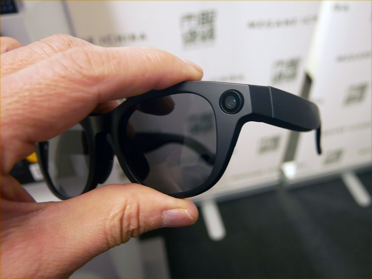 画像: 正面から見てLinseの右上部にカメラレンズを内蔵。反対側の同じ位置にLEDライトが搭載されている