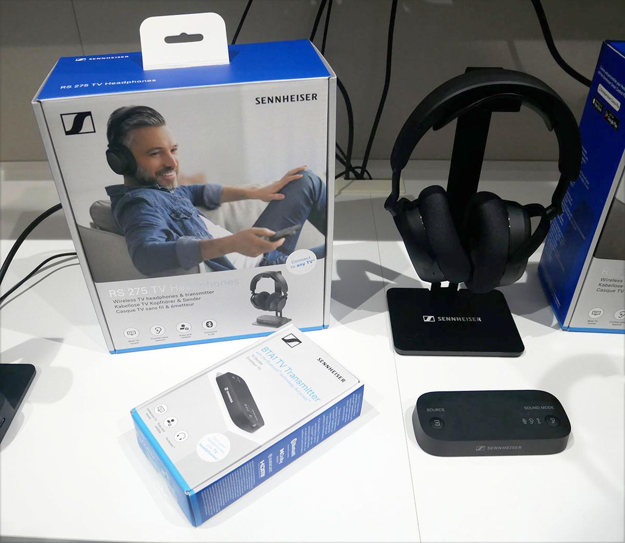 画像: 写真手前がBluetoothトランスミッターの「BTA1 TV Transmitter」で、奥側がヘッドホンセットの「RS 275」