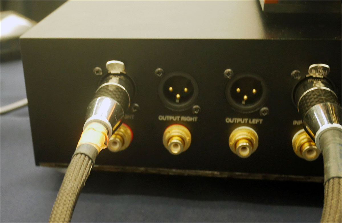 画像: アナログ入力とプリアウトのそれぞれでXLRとRCA端子を搭載する
