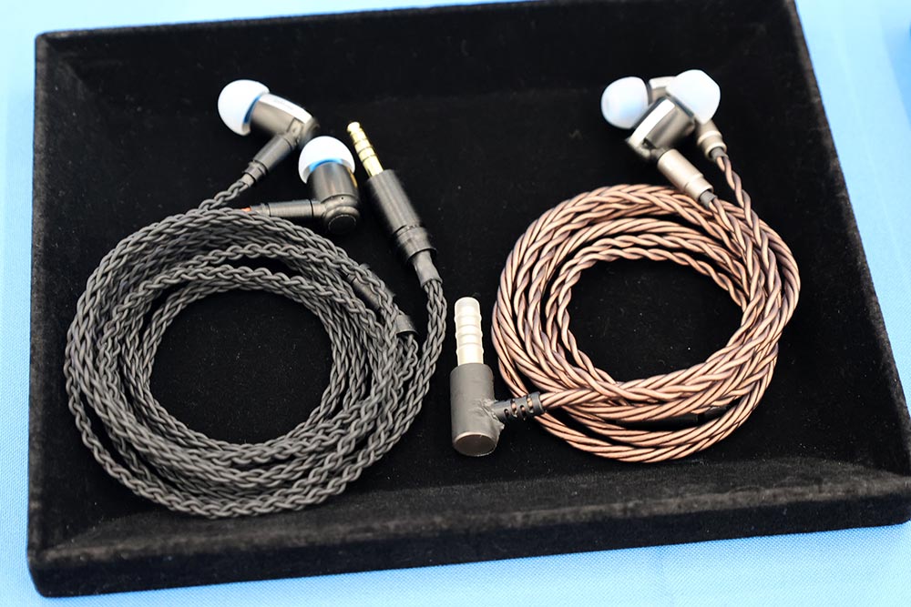 画像: ▲フラッグシップモデルのプロトタイプ。製品版は左のガンメタカラーになるそう