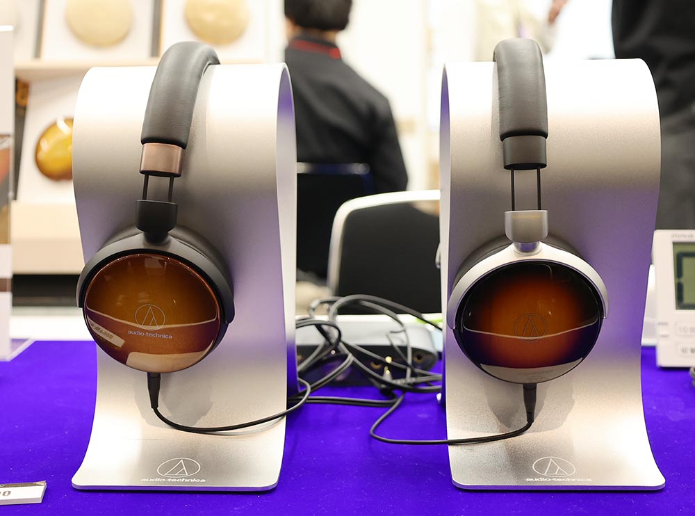 画像: 右が新製品「ATH-WP900SE」で、左はベースモデルの「ATH-WP900」