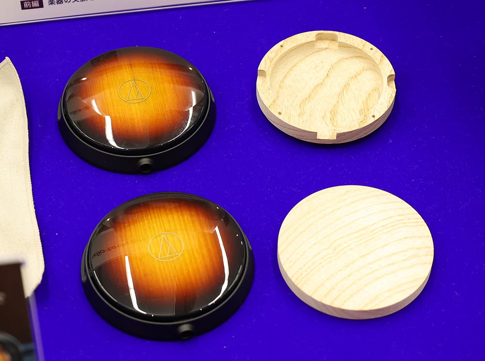 画像: 「ATH-WP900SE」のエンクロージャーは1枚の板から削り出され、さらに楽器と同様の塗装が施されている