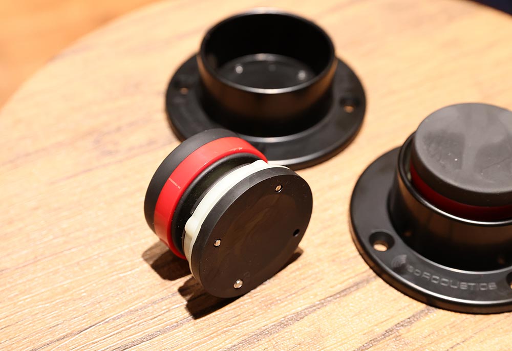 画像: 振動を効率よく減衰させる、IsoAcoustics製アイソレーションフィートを採用