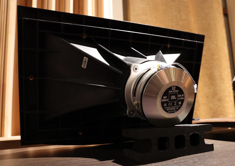 画像: 3インチのD2コンプレッションドライバーを搭載