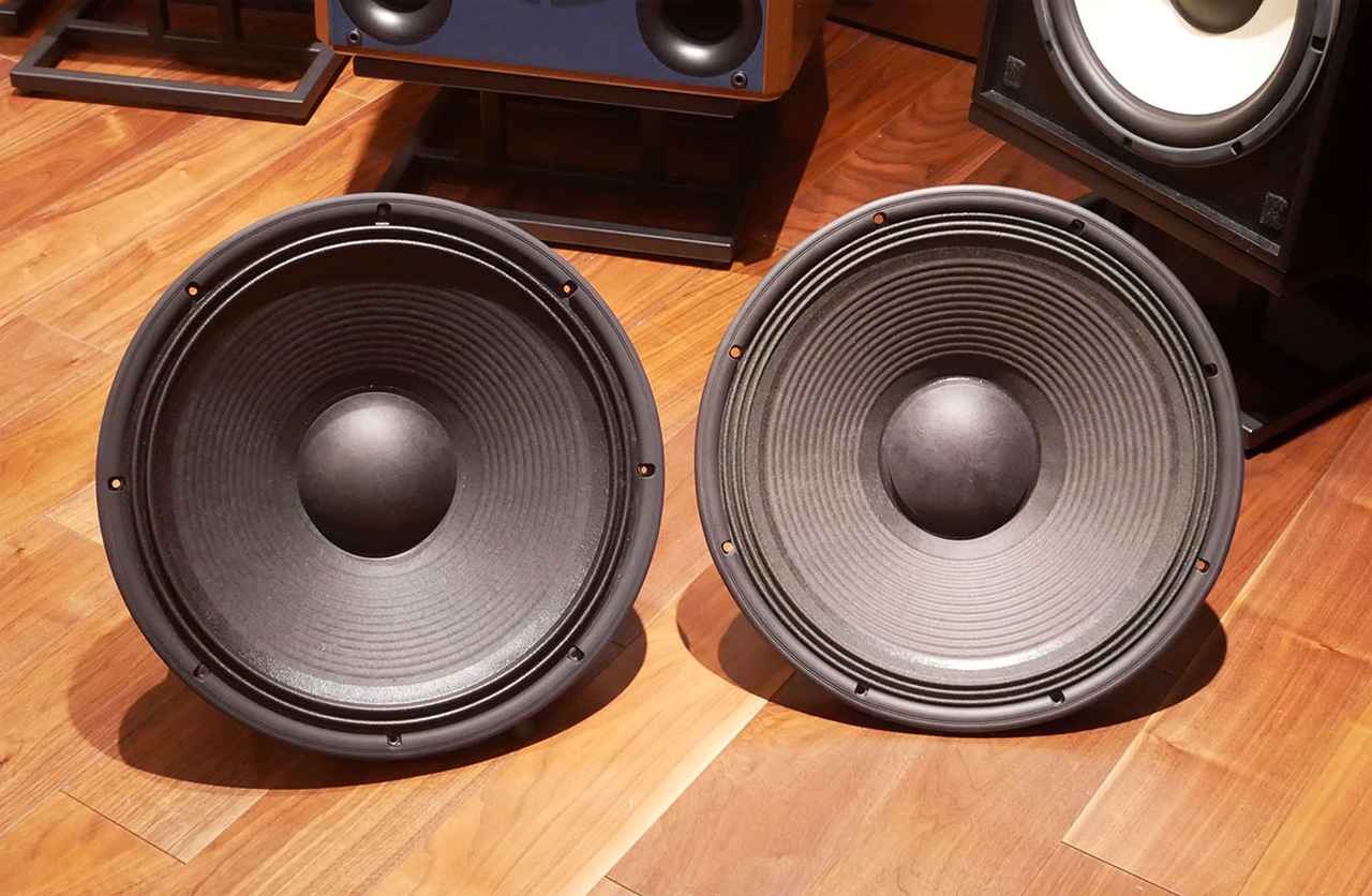 画像: 左が4369に搭載された2219Nd-1ウーファーユニットで、右は4367の2216Nd