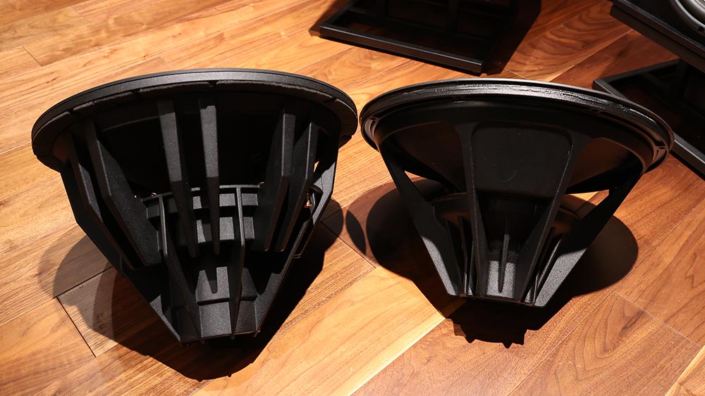 画像: 左が4369用、右が4367用のウーファーユニット。サイズも大きく、フレームもより堅牢になっている