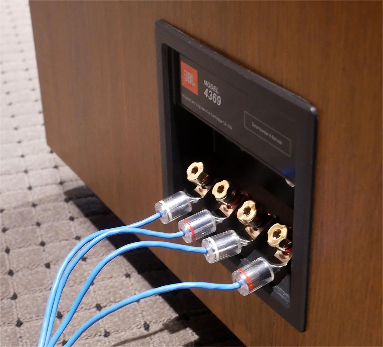 画像: スピーカー端子はバイワイアリング対応で、専用のジャンパープラブも付属している