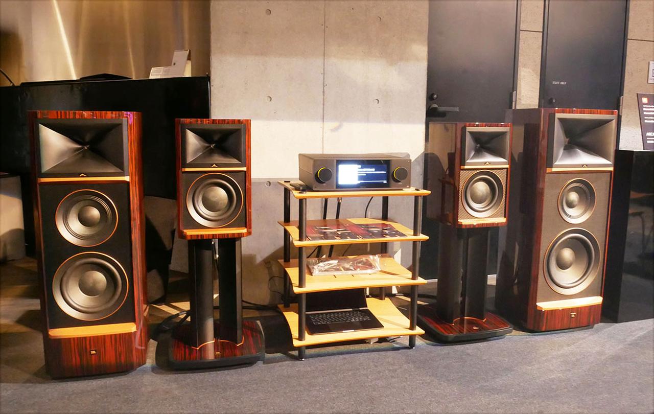 画像: 新製品発表会より。写真左が「Summit Makalu」、右が「Summit Pumori」で、内側のスタンドに設置されているのが「Summit Ama」