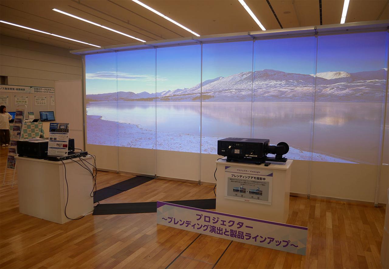 画像: 4Kプロジェクターを2台使った、ブレンディング横長映像もあり