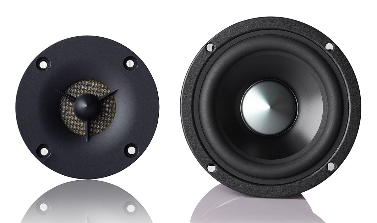 画像: 左が平面ダイアフラム・ネオジムツイーターで、右が3.5インチ・アルミニウム合金コーン型ウーファー