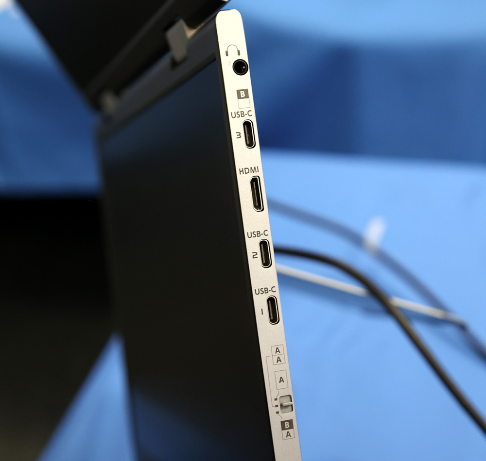 画像: 画面切り替えはモニター側から行なえる