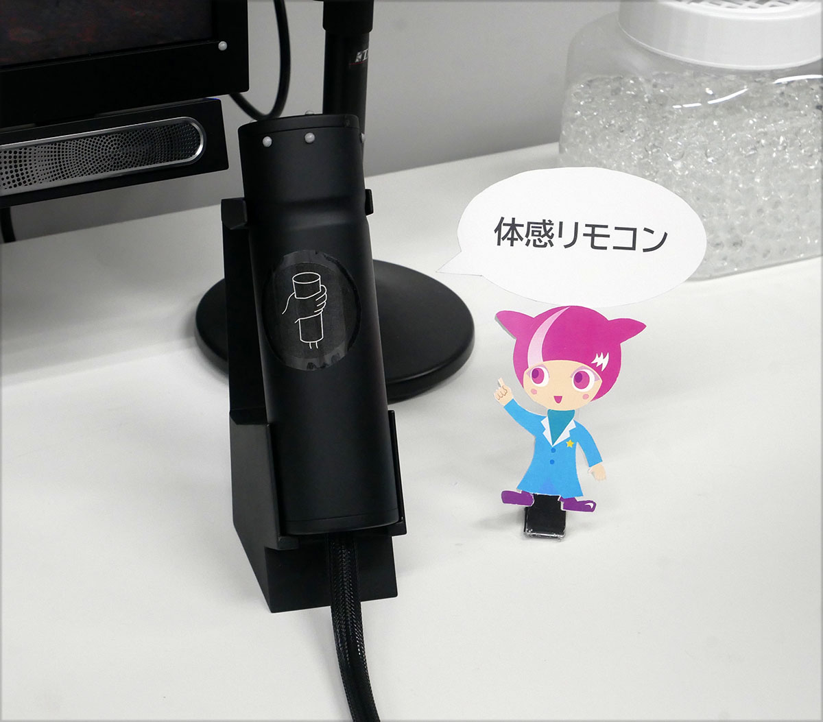 画像: 独自開発した体感リモコン。グリップの裏側にベルチェ素子が取り付けられている