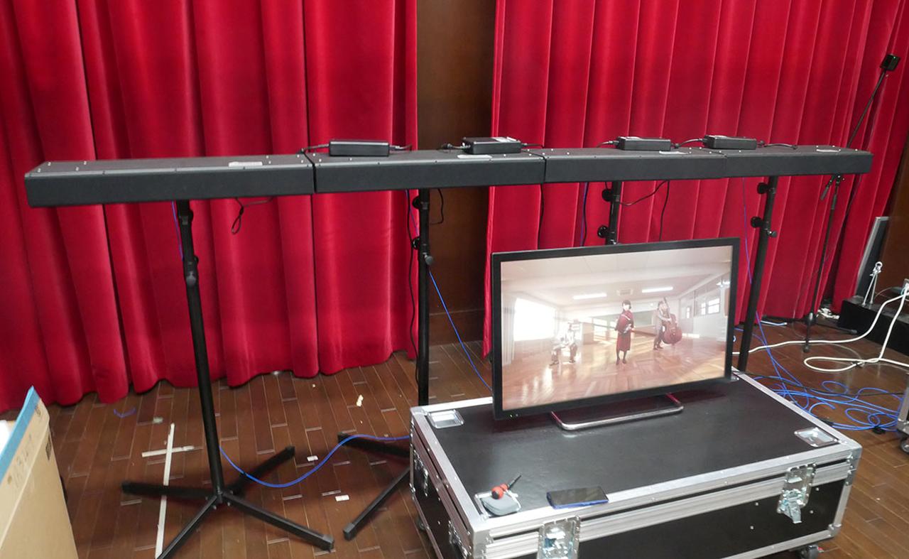 画像: ボリュメトリック音声のデモ再生用スピーカー。直径1インチのユニットが合計64基搭載されている