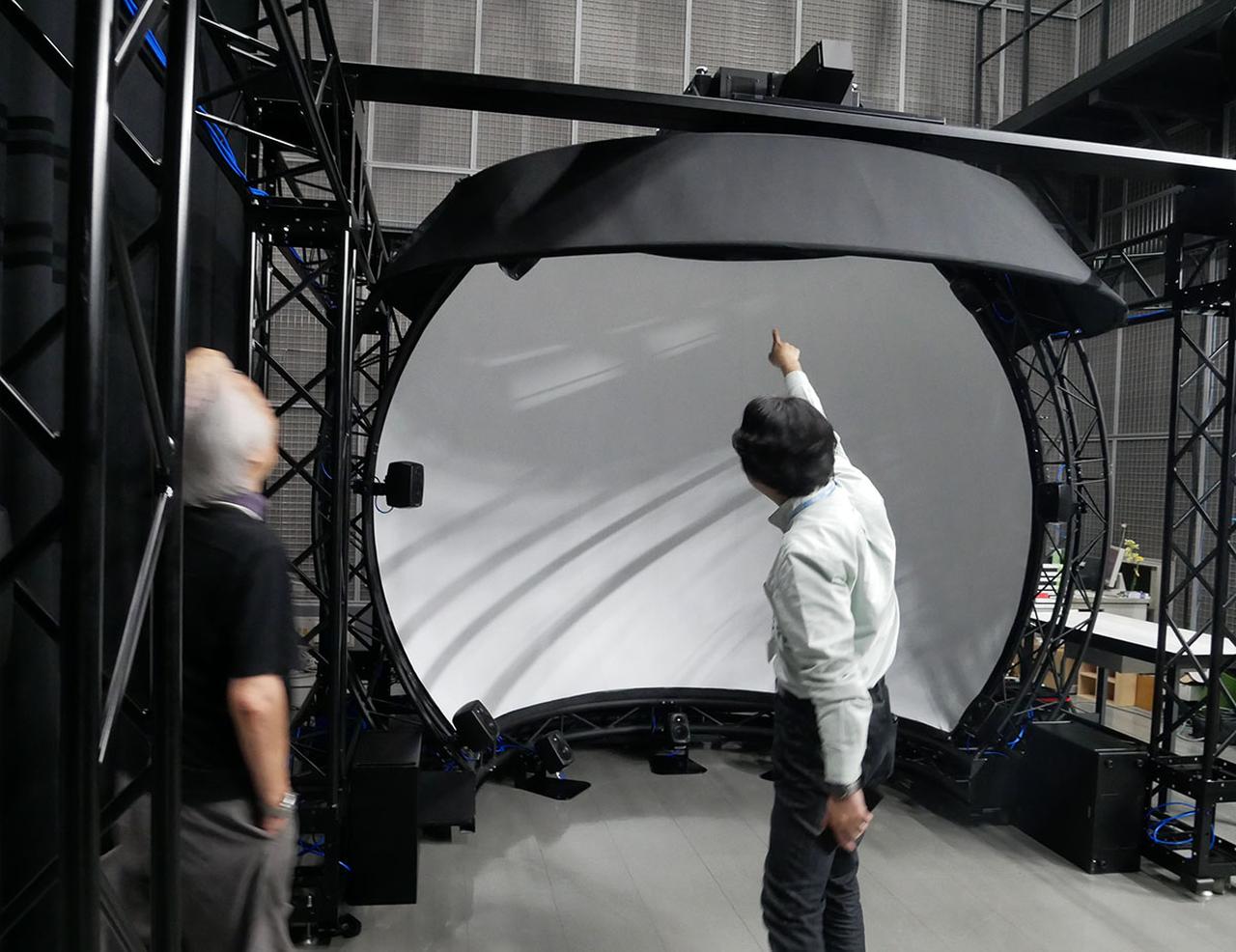 画像: イマーシブ体験システムのコンセプトを日下部さんに解説していただいた