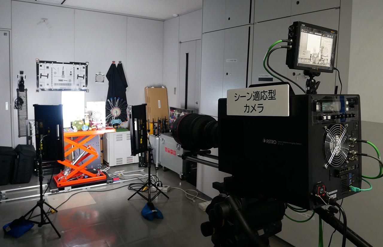 画像: シーン適応型イメージセンサーを搭載した放送用カメラの試作機。会場では実際にこのカメラで撮影した映像でデモが行われていた