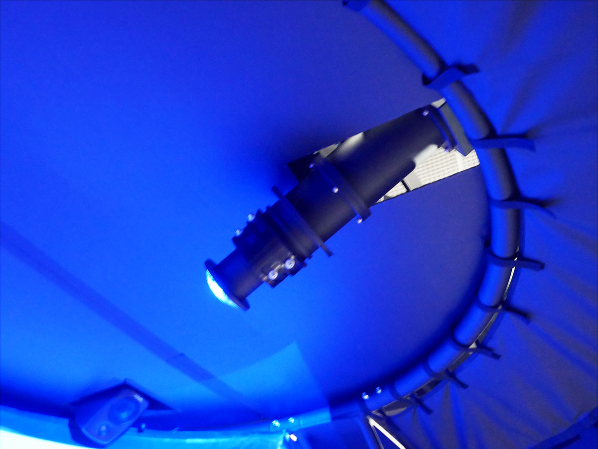 画像: 投写用には魚眼レンズを搭載したプロジェクターを採用