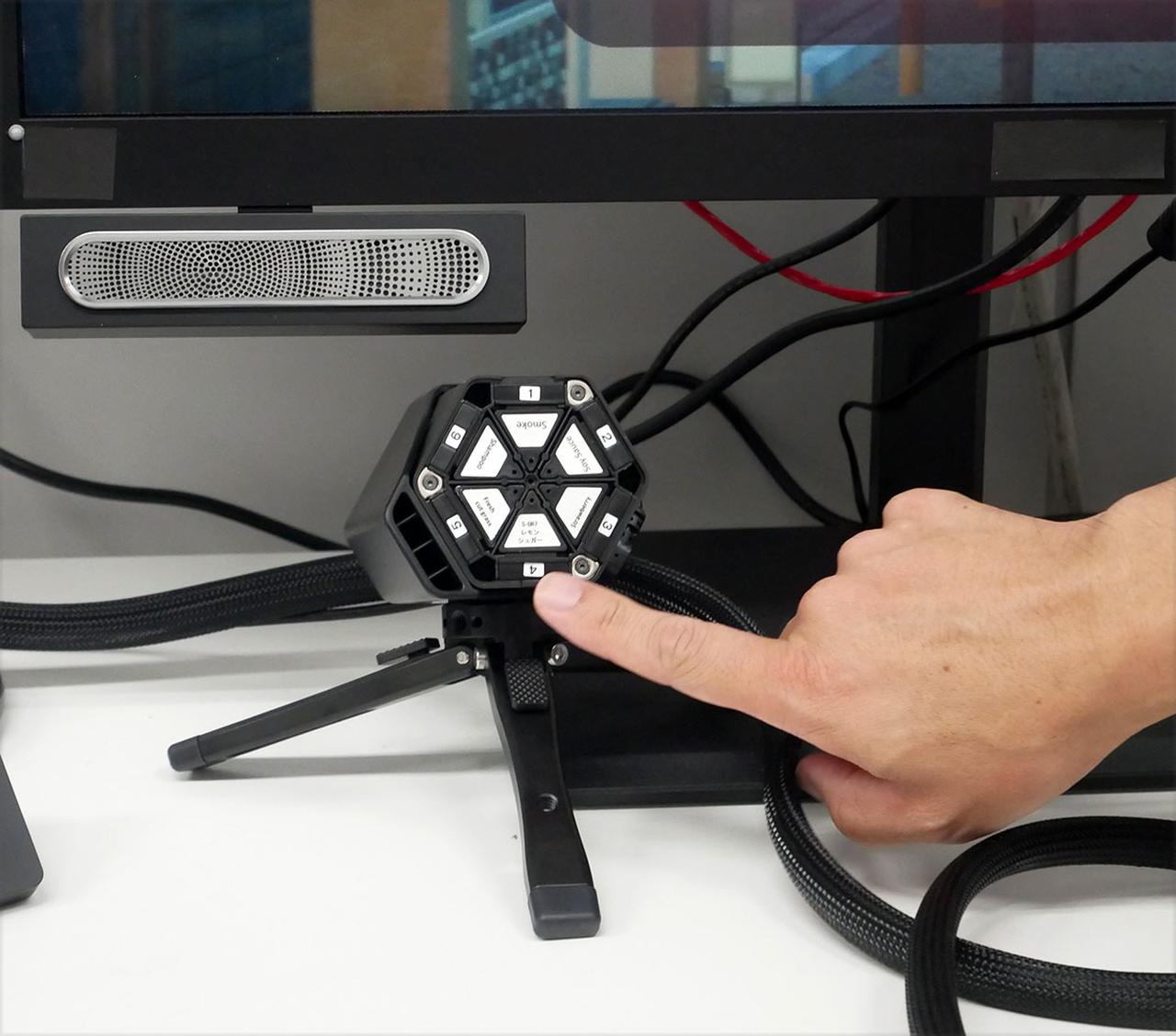 画像: 映像に合わせた匂いを出す、アロマシューター。今回は6種類のカプセルを使っている