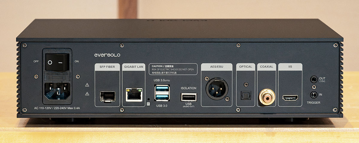 画像: T8はアナログ出力を持たないトランスポートで、入力には2系統のLAN端子（SFP、RJ45）を、出力には5系統のデジタル端子（USB3.0、同軸/光デジタル、AES/EBU、IIS）を備える。HDMI端子を使ったIIS出力を備えているのも特長だ