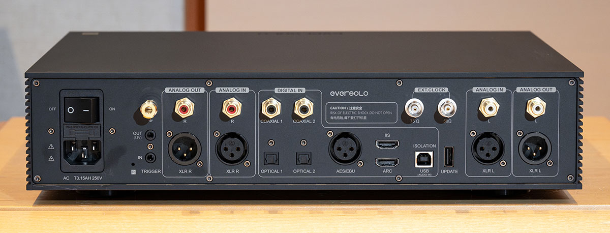 画像: DAC-Z10は、8系統のデジタル入力に対応済。HDMI端子はIIS用とARC用があり、それぞれを活用すれば、テレビの音のグレードアップからハイファイ再生まで幅広く対応できる