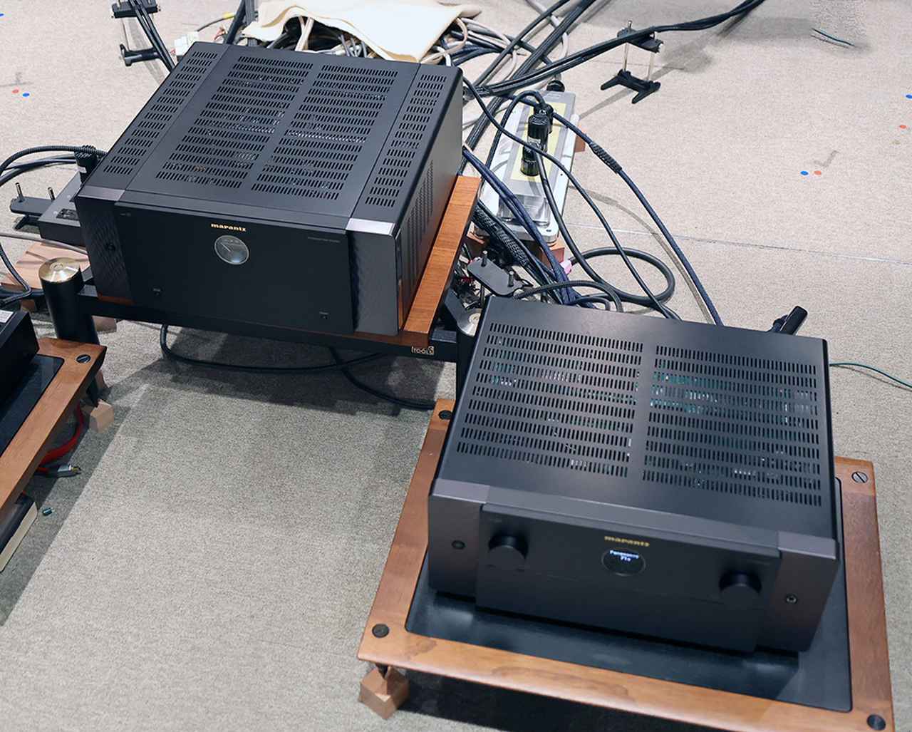 画像: 右がAV30、奥はAMP10