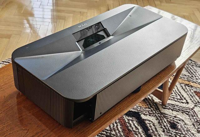 画像2: 【PR】エプソンの超短焦点プロジェクター「EH-LS970」で、大画面がこんなに手軽に！ ドラマ、アニメ、ゲーム…… 僕の好きなすべてが、あっという間に100インチになった