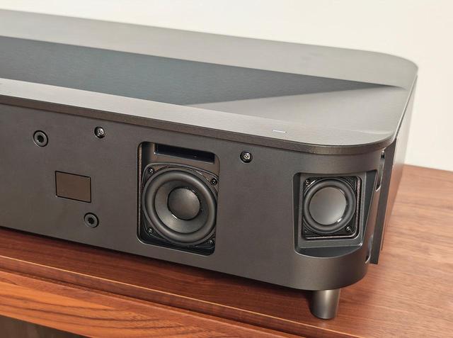 画像: EH-LS970だけで映像と迫力あるサウンドを楽しめるよう、本体正面両サイドにフルレンジユニットを各1基、右側にウーファーを搭載している。「Sound by Bose」によるサウンドチューニングも施されている
