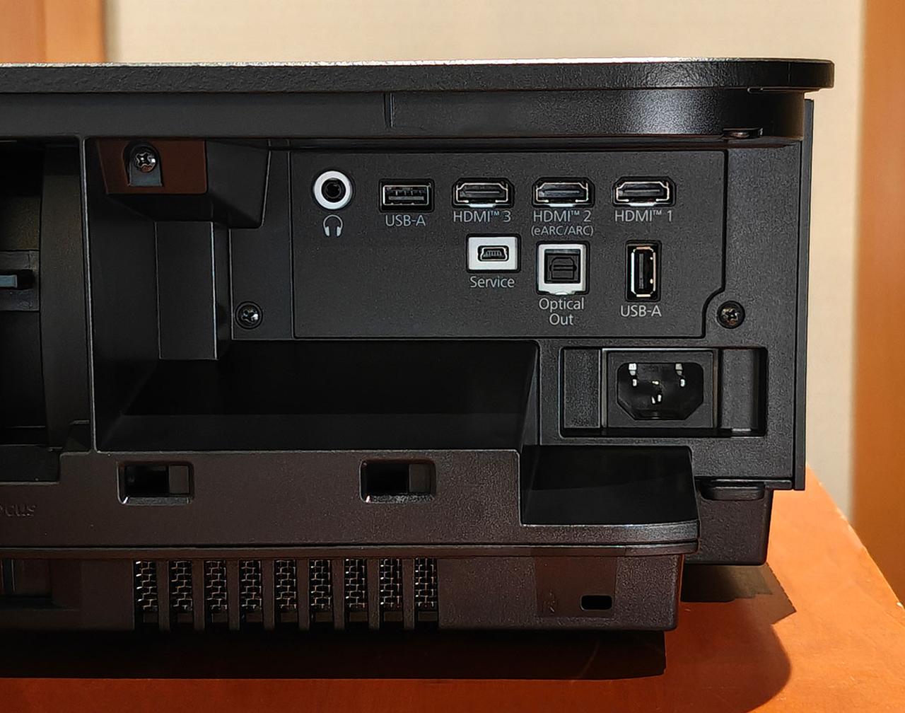 画像: 接続端子は本体側面カバー内に搭載する。3系統のHDMI入力の他に、USBコネクターからの動画データも再生可能だ