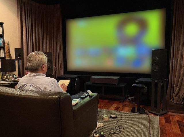 画像: 鳥居さんのシアタールームに、EH-LS970を持ち込んで検証を行った。配信コンテンツやブルーレイディスク、ゲームなど様々なコンテンツをチェックしてもらっている