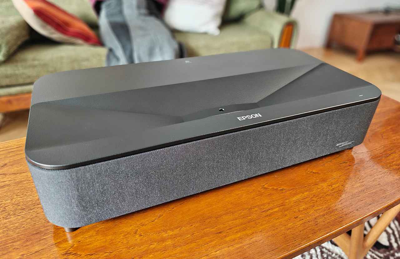 画像1: 【PR】エプソンの超短焦点プロジェクター「EH-LS970」で、大画面がこんなに手軽に！ ドラマ、アニメ、ゲーム…… 僕の好きなすべてが、あっという間に100インチになった