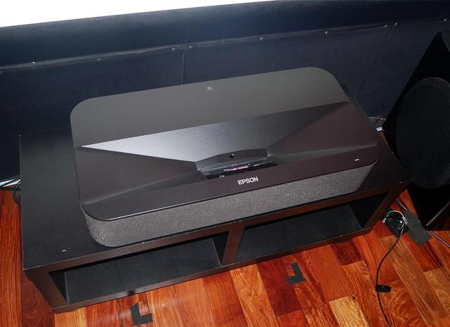 画像4: 【PR】エプソンの超短焦点プロジェクター「EH-LS970」で、大画面がこんなに手軽に！ ドラマ、アニメ、ゲーム…… 僕の好きなすべてが、あっという間に100インチになった