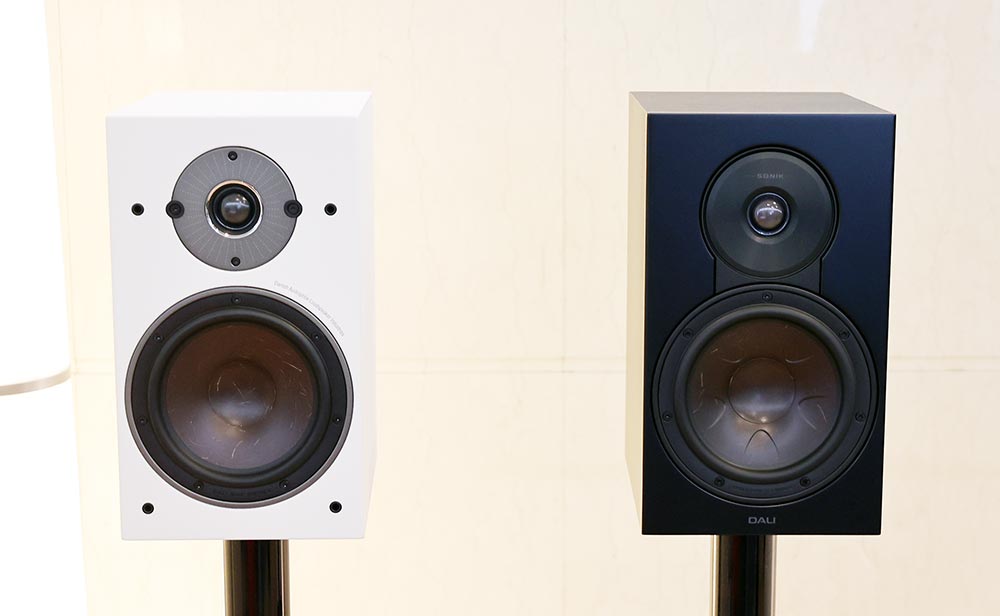 画像: OBERON 1(左)とSONIK 1。SONIK 1のウーファーには模様が入っているのが見える