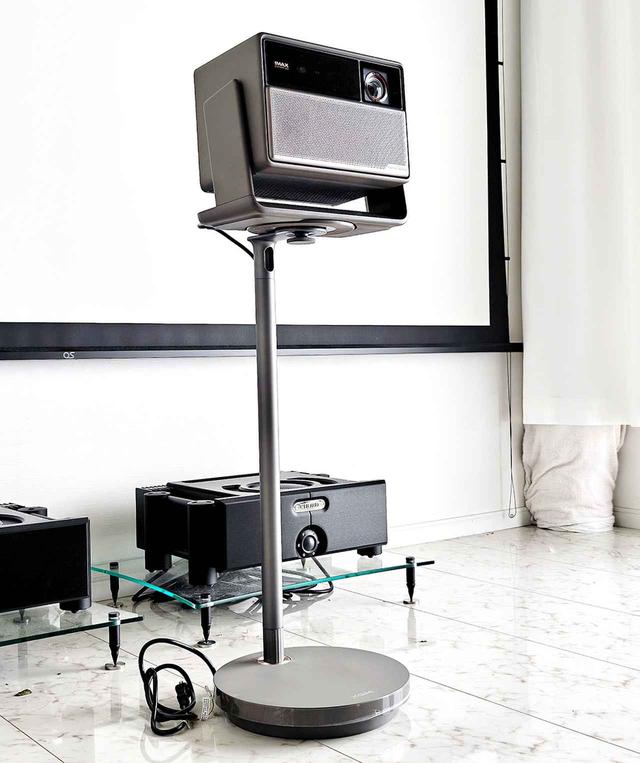 画像: 専用スタンドも同梱。電源アダプターも台座の中に収納でき、すっきりとした設置が可能
