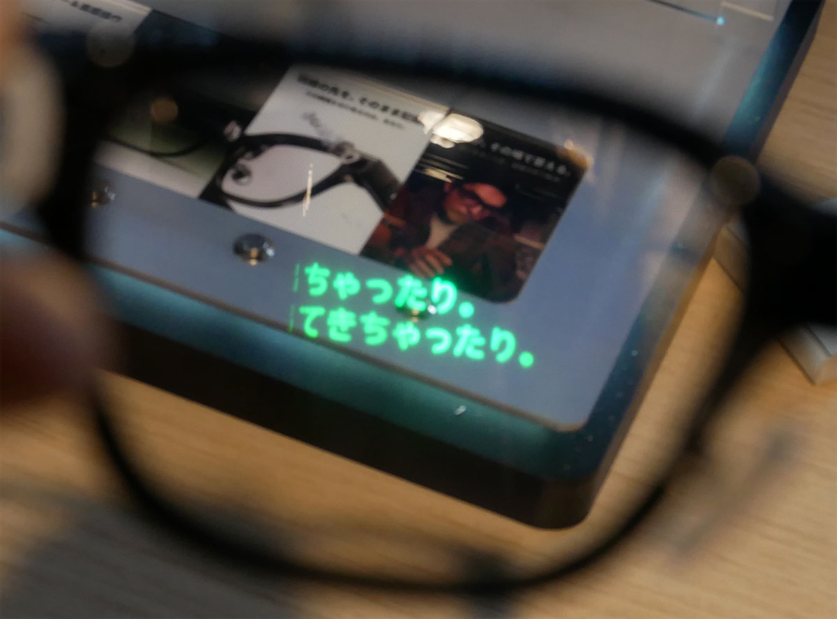画像: リアルタイムに翻訳し、レンズの内側に字幕を表示してくれる