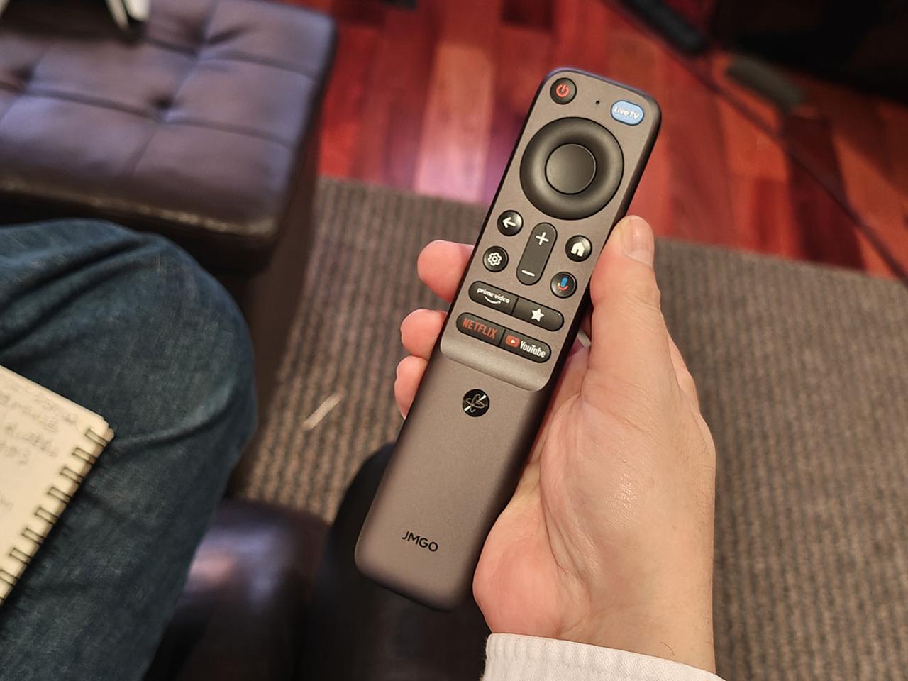 画像: ジンバルスタンドはリモコンによる電動での調整が可能になっている