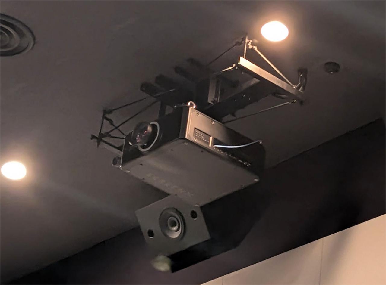 画像: サブスクリーンに映像を投写するプロジェクターも4Kタイプを採用